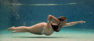 fotografia subacuática de embarazada por Joel Pino