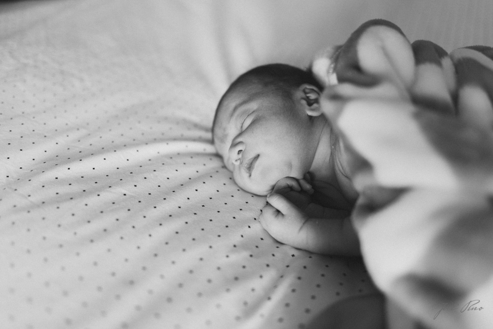 Foto de recién nacido en Caracas por Joel Pino